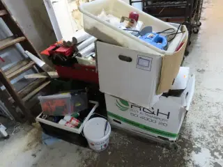 Ass. værktøj og 2 stk. stiger