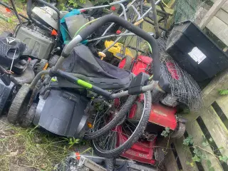14stk plæneklipper plus 1 Fejemaskine og en defekt