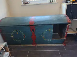 hundehule/ gammel drag kiste