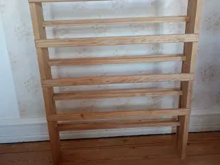 Tallerkenrække i fyrretræ.