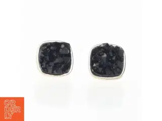 Sorte ørestikker med kvadratisk design (str. 1,5 cm)