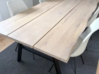 Spisebord i egetræ