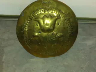 Antik varmebækken med udsmykket messing låg.