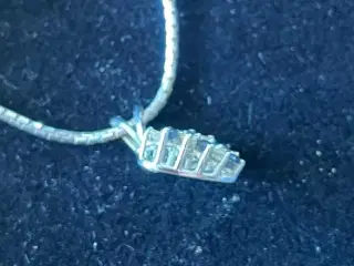 Guld halskæde med hjerte vedhæng med diamanter og 