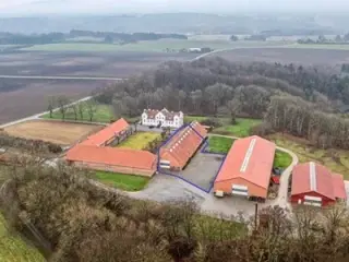 🏡 Moderne og super praktiske lagerfaciliteter 15 min nord for Silkeborg – 465 m² i naturskønne omgivelser!