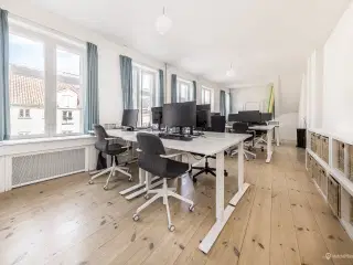 Store rummelige og lyse lokaler
