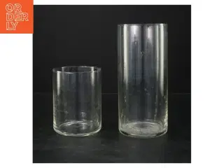 To cylinderformede glasvaser (str. Ø. 9 cm. længde. 11,5 cm. og. ø. 9 cm. længde. 19,5 cm)