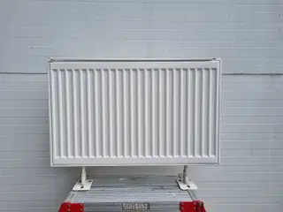 Nye radiatore - kan stå på medfølgende gulv beslag