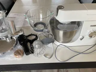 Kenwood røremaskine med meget tilbehør sælges