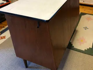 Butikdisk i teaktræ