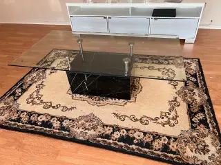 sofabord med  glasplade på toppen og smuk marmor
