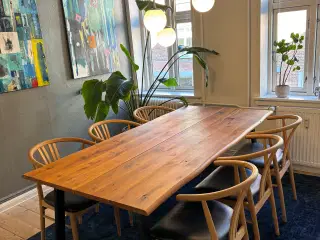 Massivt planke spisebord fra Ilva 