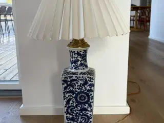 Flot bordlampe i malet keramik 
