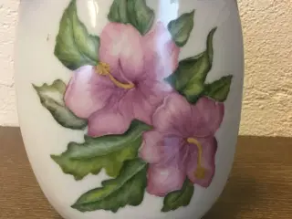 Oval vase med blomster