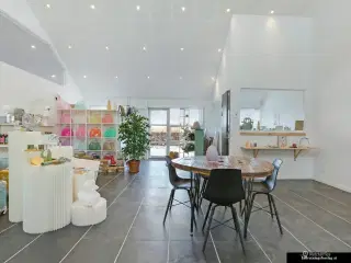 Yderst indbydende kontor/showroom med højt til loftet samt fantastisk lysindfald som også indeholder mødelokale eller et lille kontor - Ring for mere info👍🏼