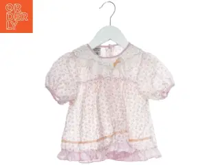 Babybluse med blomsterprint (str. 86)