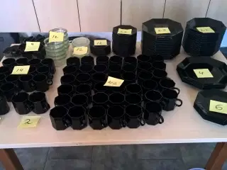 sort spisestel med kopper og andet.