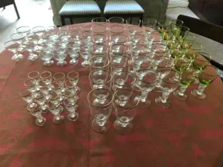 Lyngby glas sælges samlet.