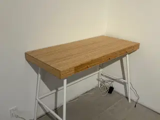 Ikea skrivebord.