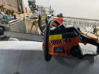 Arbejd med motorsav 