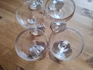 champangeskåle med guldkant