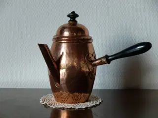 Hammerslået kobberkaffekande