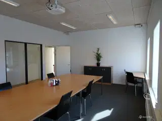 Dejligt kontorlejemål på 140 m2 plus 250 m2 fælles faciliteter.