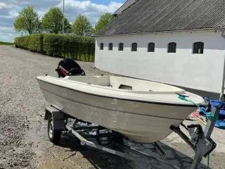 Fin båd med næsten ny 40 hk mercury