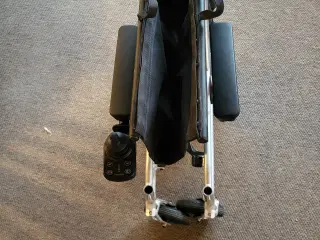 Kørestol med hjælpemotor