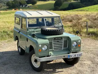 Smuk nyrenoveret Land Rover Serie lll i unik stand