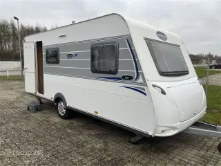 2014 - Caravelair Antares Luxe 527   Fortelt: Isabella Commodore Concept, mover, tv-antenne, sidesiddegruppe, kompressor køleskab m/ frostboks, 3 køjer og dobbeltseng