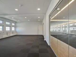 Lyse og moderne kontorlokaler med rå kant