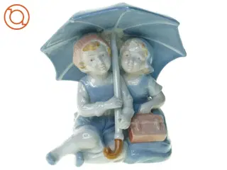 Figur - børn med paraply (str. 12 x 10 x 6 cm)
