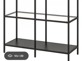 Sort reol fra IKEA med Hylder