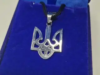 Halskæ med ukrainsk symbol i marinblå velour æske 