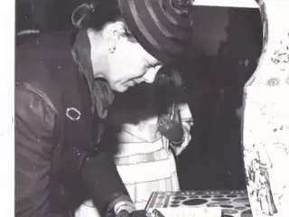 Dronning Margrethe skriver i Gæstebogen - Royale Pressefoto Elfelt 15x20 cm