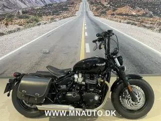 Triumph Bonneville Bobber Black