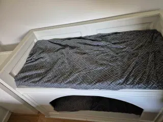 Hundeseng/hule  længde 122 og bredde  64  