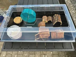 Dejlig stort hamsterbur med tilbehør.