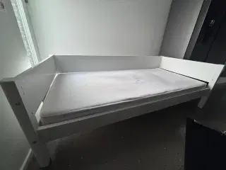 Børneseng, kan laves både lav og høj