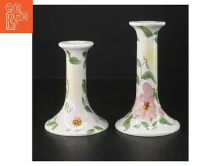 Sæt af lysestager med blomsterdesign (str. 13 og 15,5 cm)