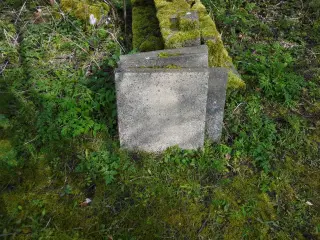 Brugte fliser og sten til opbygning af  gives væk.