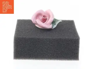 Porcelænsbroche i form af rose (str. 3,5 x 3 cm)