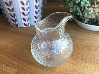 Flødekande i nubret klar glas