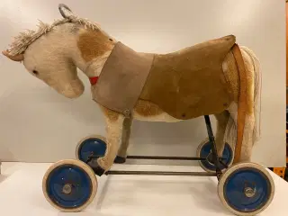 Antik hest på hjul