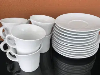 Erik Bakker, kaffe kopper med dessert tallerken 