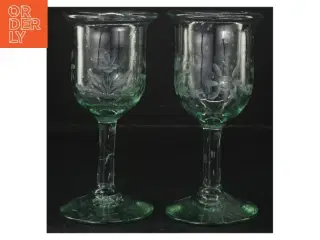2 Grønne glas med indgravering (str. 16,5 cm)