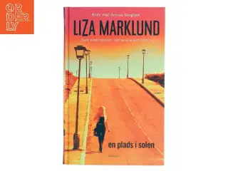 En plads i solen : krimi af Liza Marklund (Bog)
