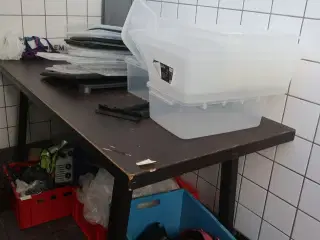 Bord samt indhold ovenpå bordet