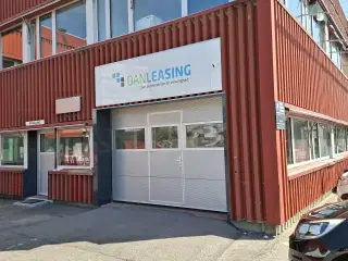 PORT - Adgang med paller – Lager. Butik, Værksted, Showroom, Produktion mm. Der er mulighed for at køre biler ind i lejemålet!